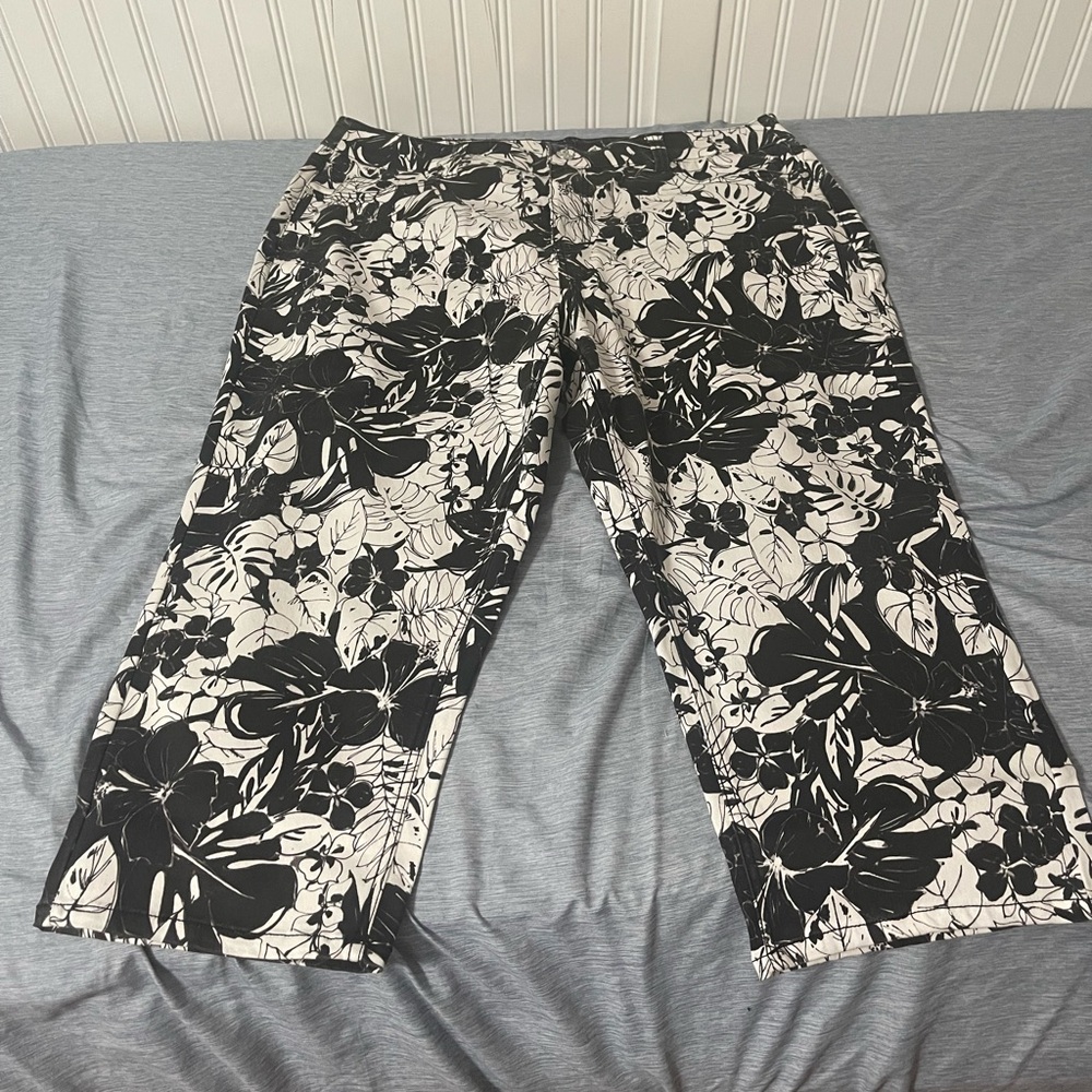 Cathrines Secret Slimmer Capri Black Tropical Foliage 20W - Picture 2 of 6